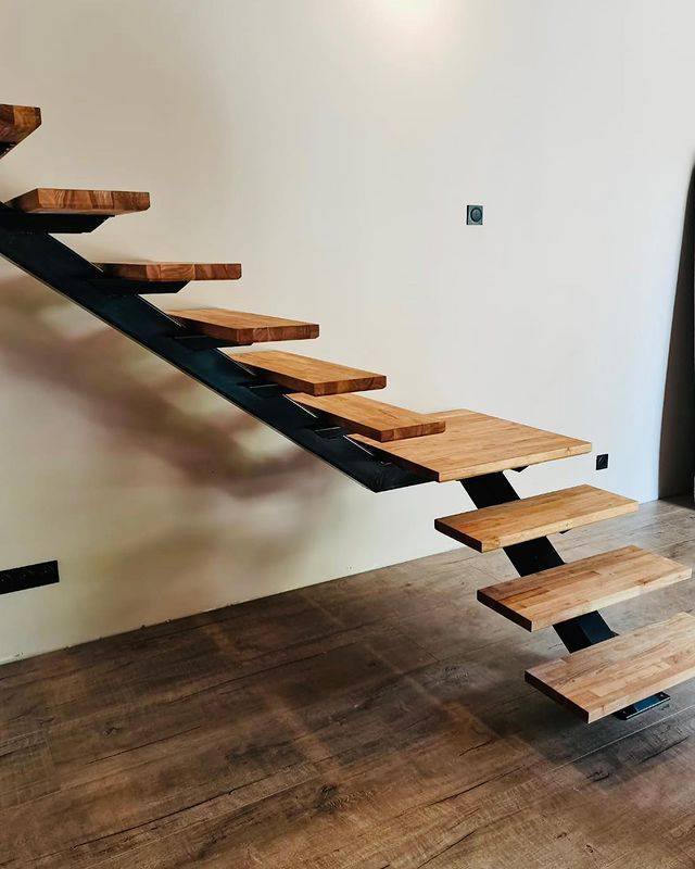 Levage d'un escalier limon métal et marche bois massif par Vision Bois Métal à Biscarrosse