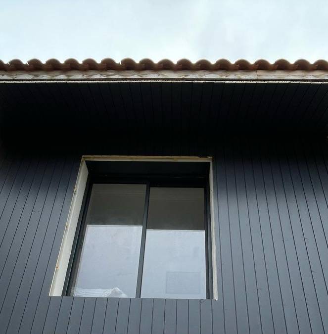 Bardage bois teinté d'une maison à Gujan-Mestras de Biscarrosse