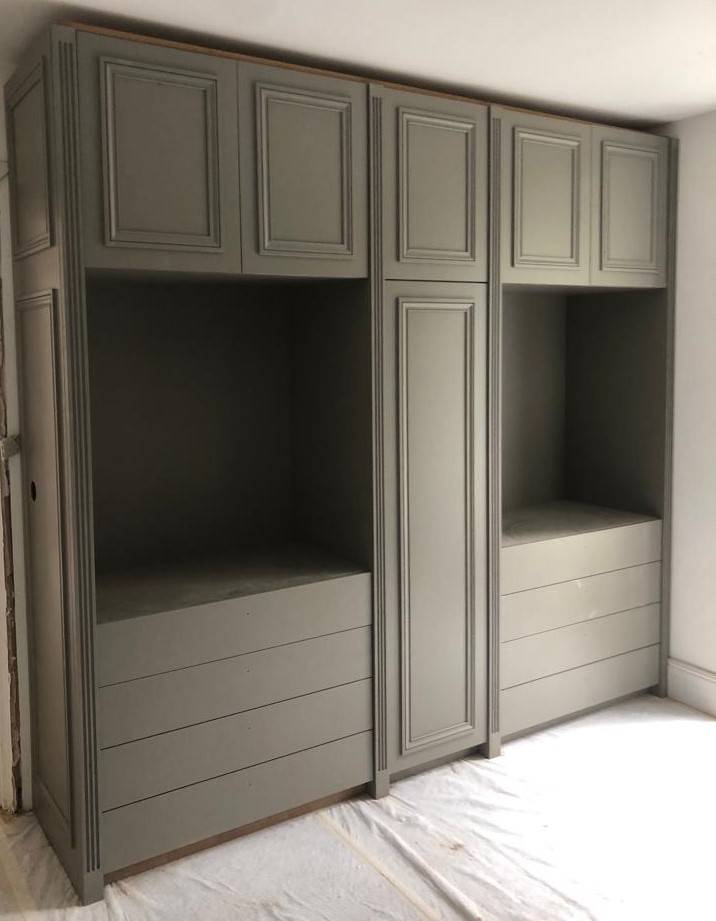 Dressing en bois sur mesure avec moulures  à Arcachon