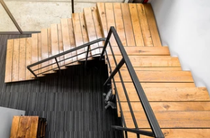 Escalier bois naturel et garde-corps à Mimizan