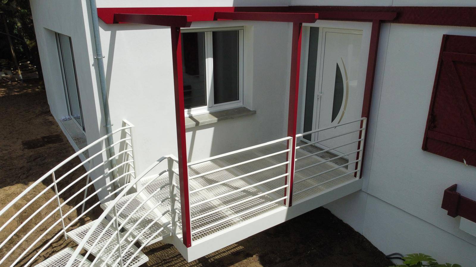 Réalisation d'un magnifique ensemble escalier pallier et pergola en bois et métal à Salles