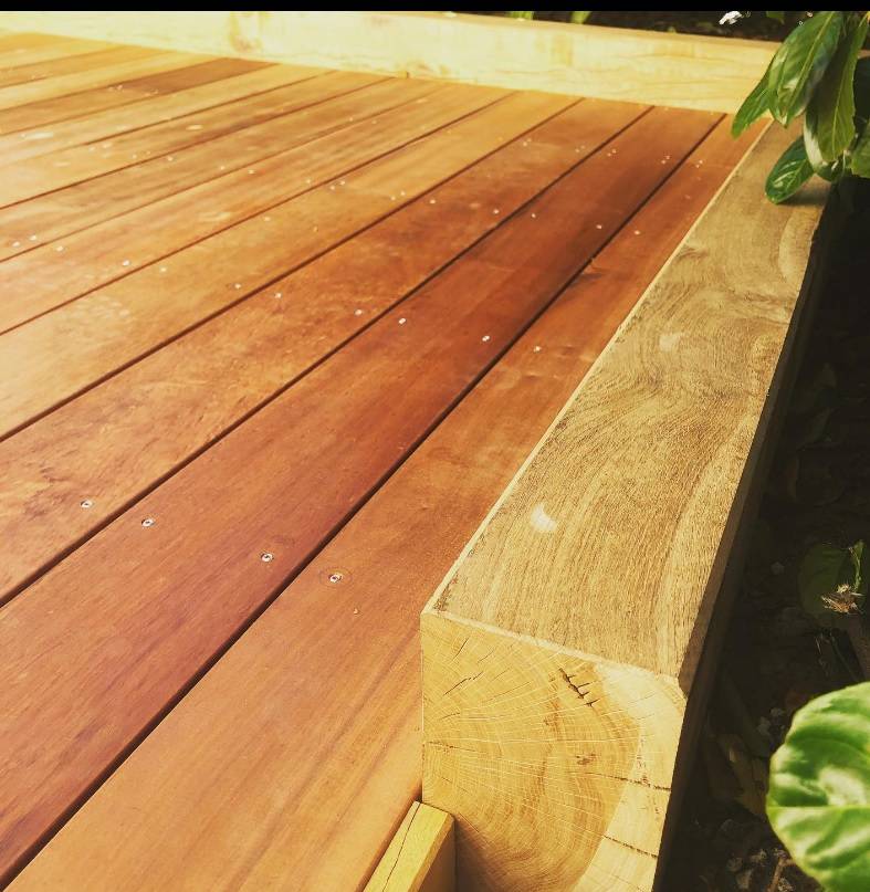 Création d'une terrasse en bois exotique belle et durable à Saint Paul en Born