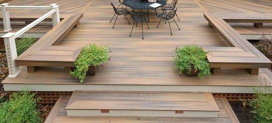 Terrasse en bois avec banc et escalier à Gujan Mestras