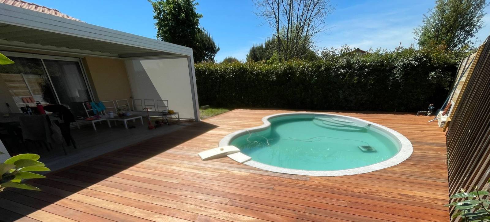 Extension d'une varangue avec une terrasse en bois exotique à Mios