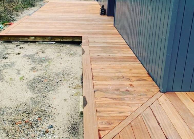 Terrasse en bois exotique à Cazaux
