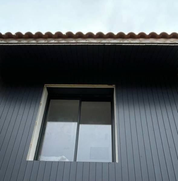 Bardage bois teinté d'une maison à Gujan-Mestras de Biscarrosse