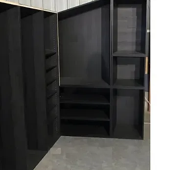 Réalisation d'un agencement de dressing sur mesure en bois pour pièce à plafond rampant à Cazaux