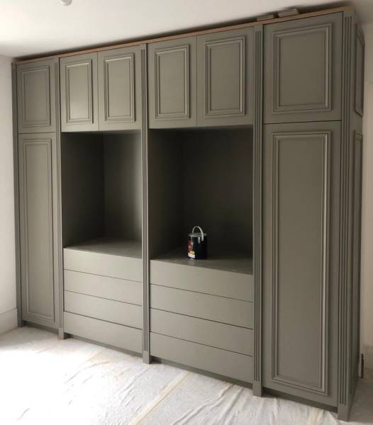 Dressing en bois sur mesure avec moulures par Vision Bois Métal à Gujan-Mestras