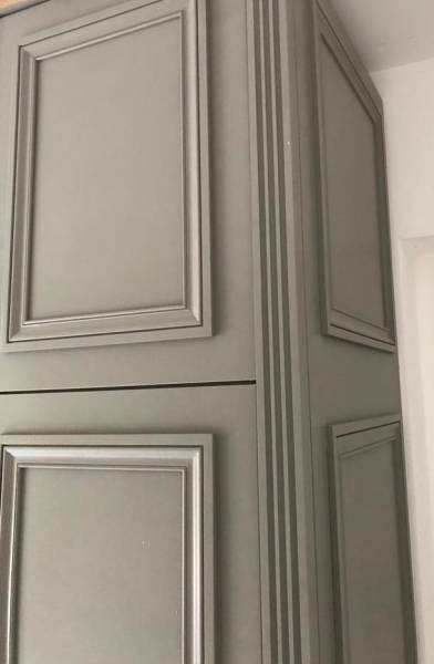 Dressing en bois sur mesure avec moulures à La-Teste-De-Buch