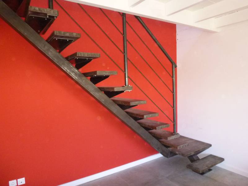 Escalier quart tournant limon métal marche bois à Sanguinet