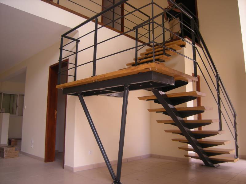 Escalier double quart tournant autoporteur en bois noble et métal thermolaqué à Sanguinet