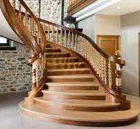 Escalier et garde-corps bois sur mesure comme par Société Ariègeoise de Menuiserie Artisanale formateur d'Amaury Caperan de Vision Bois Métal à Biscarrosse