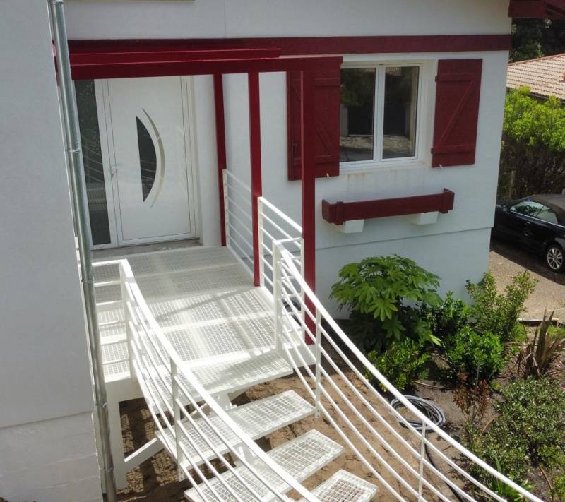 Réalisation d'un magnifique ensemble escalier pallier et pergola en bois et métal à Salles