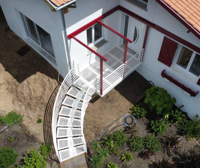 Réalisation d'un magnifique ensemble escalier pallier et pergola en bois et métal à Salles
