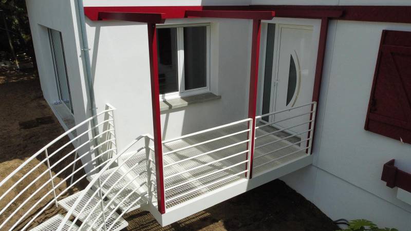 Réalisation d'un magnifique ensemble escalier pallier et pergola en bois et métal à Salles