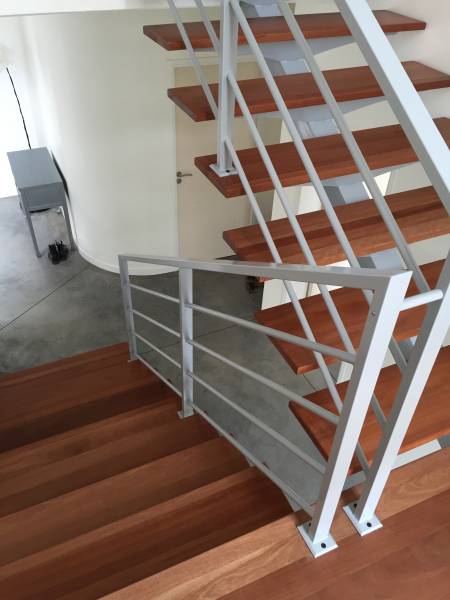 Escalier et garde-corps en aluminium et bois exotique à Parentis en Born