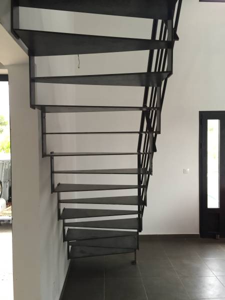 Escalier design en métal thermolaqué à Pontenx les Forges