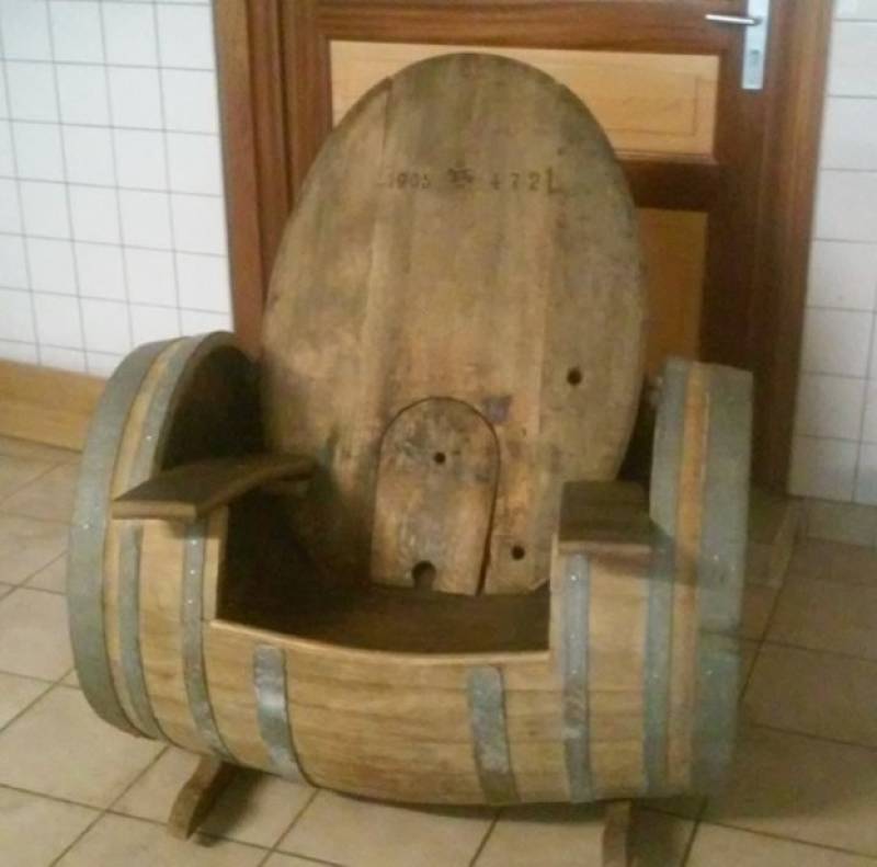 Fauteuil de cave à vins taillé dans un tonneau à La Teste de Buch