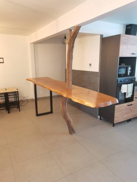 Table bois brut piètement bois et et métal à Biscarrosse