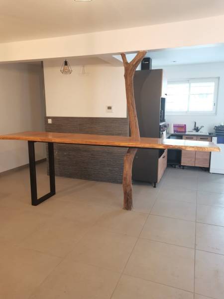 Table bois brut piètement bois et et métal à Sanguinet