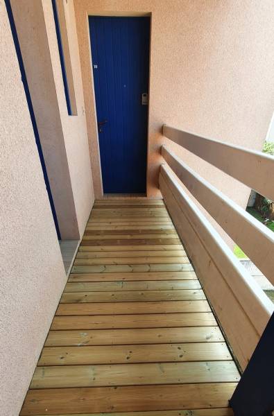 Boiserie de passerelle coursive rénovée par Vision Bois Métal à Lüe