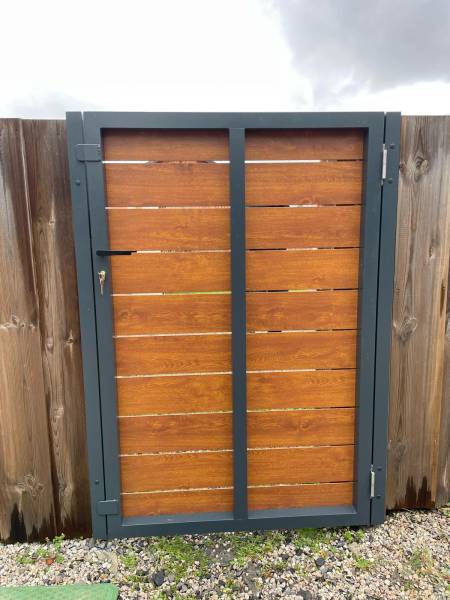 Portillon en aluminium thermolaqué à Parentis en Born par Vision Bois Métal de Biscarrosse