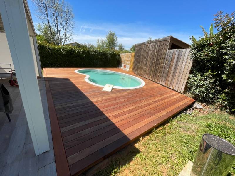 Pose d'une jolie terrasse en bois exotique à Mios