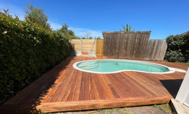 Fabrication d'une plage de piscine en bois exotique à Mios
