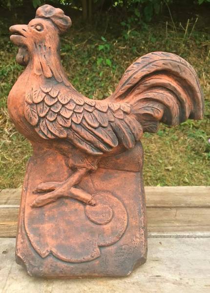 Tuile faîtière décorative coq en terre cuite par Vision Bois Métal à Biscarrosse