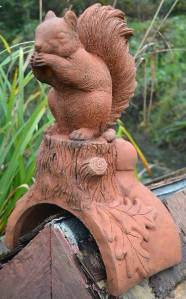 Tuile faîtière décorative écureuil en terre cuite par Vision Bois Métal à Biscarrosse