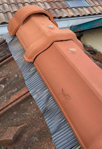 Faîtière en tuiles de terre cuite et cloisoir plomb à Labouheyre de Biscarrosse