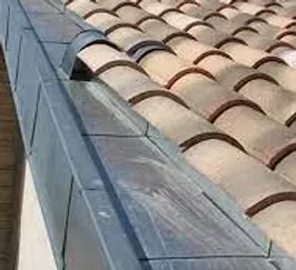 Couloir de toit teinté de zinguerie sur mesure à Mios