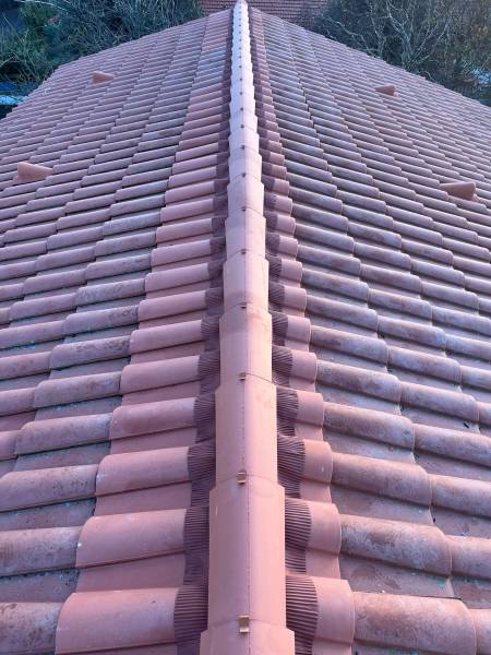 Rénovation d'un faîtage tuiles avec closoir de zinguerie à Parentis en Born