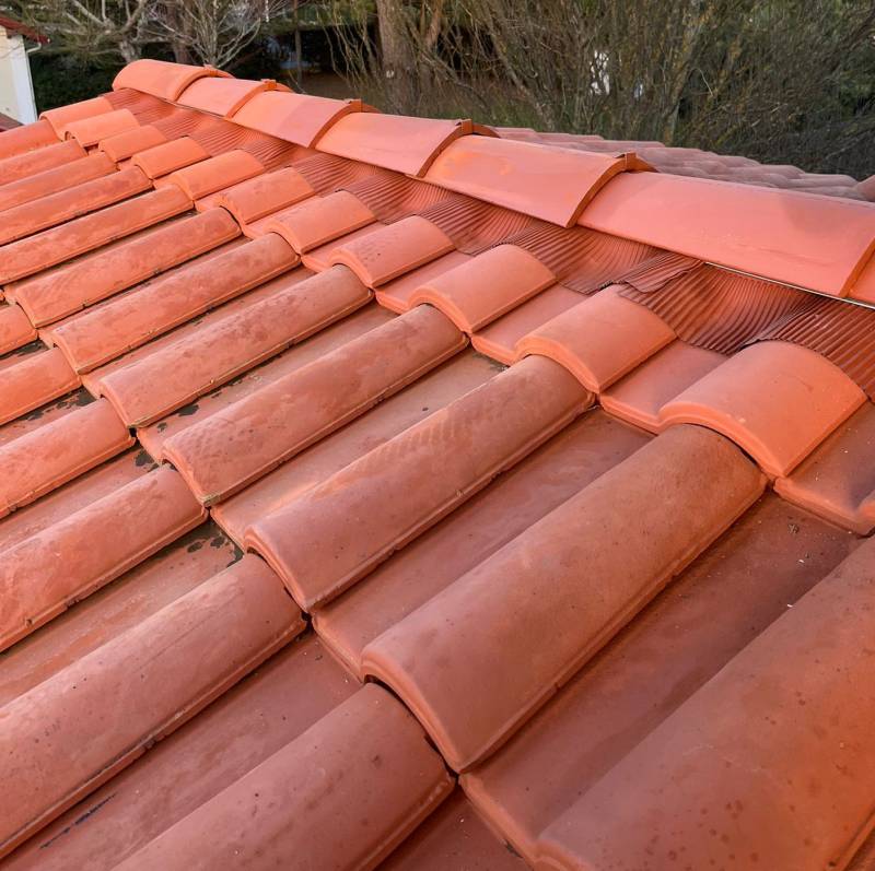 Remplacement de tuiles faîtières et zinguerie closoir à Sanguinet